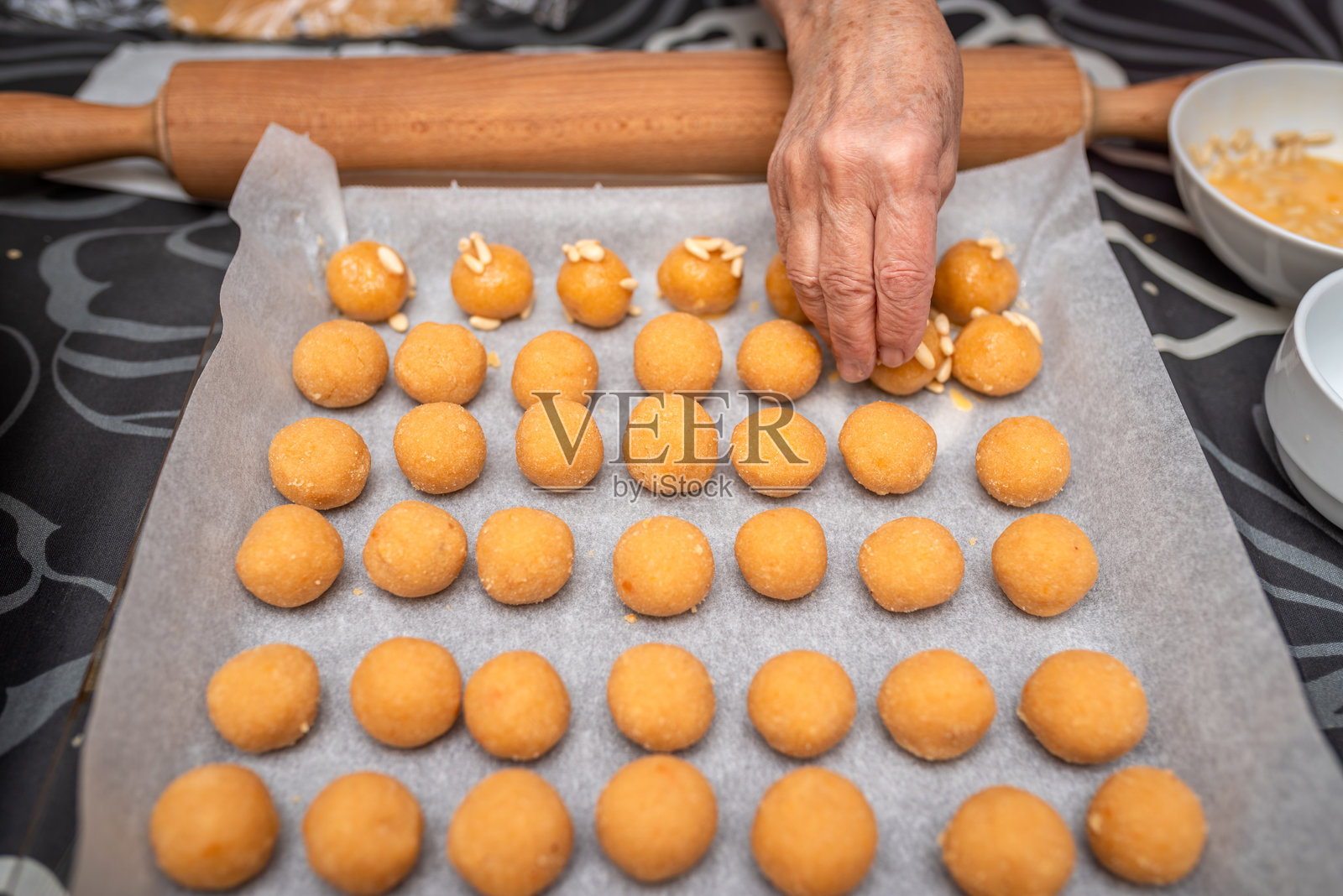 为加泰罗尼亚的Castañada庆祝活动准备松子Panellets照片摄影图片