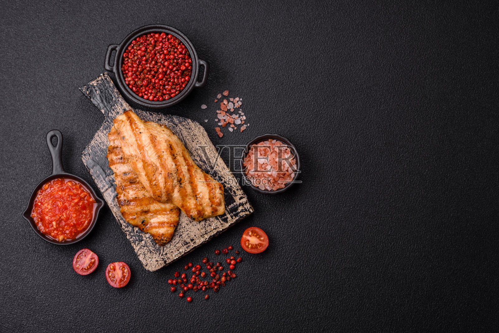 多汁的鸡胸肉在烤架上用盐、香料和草药烤制而成照片摄影图片