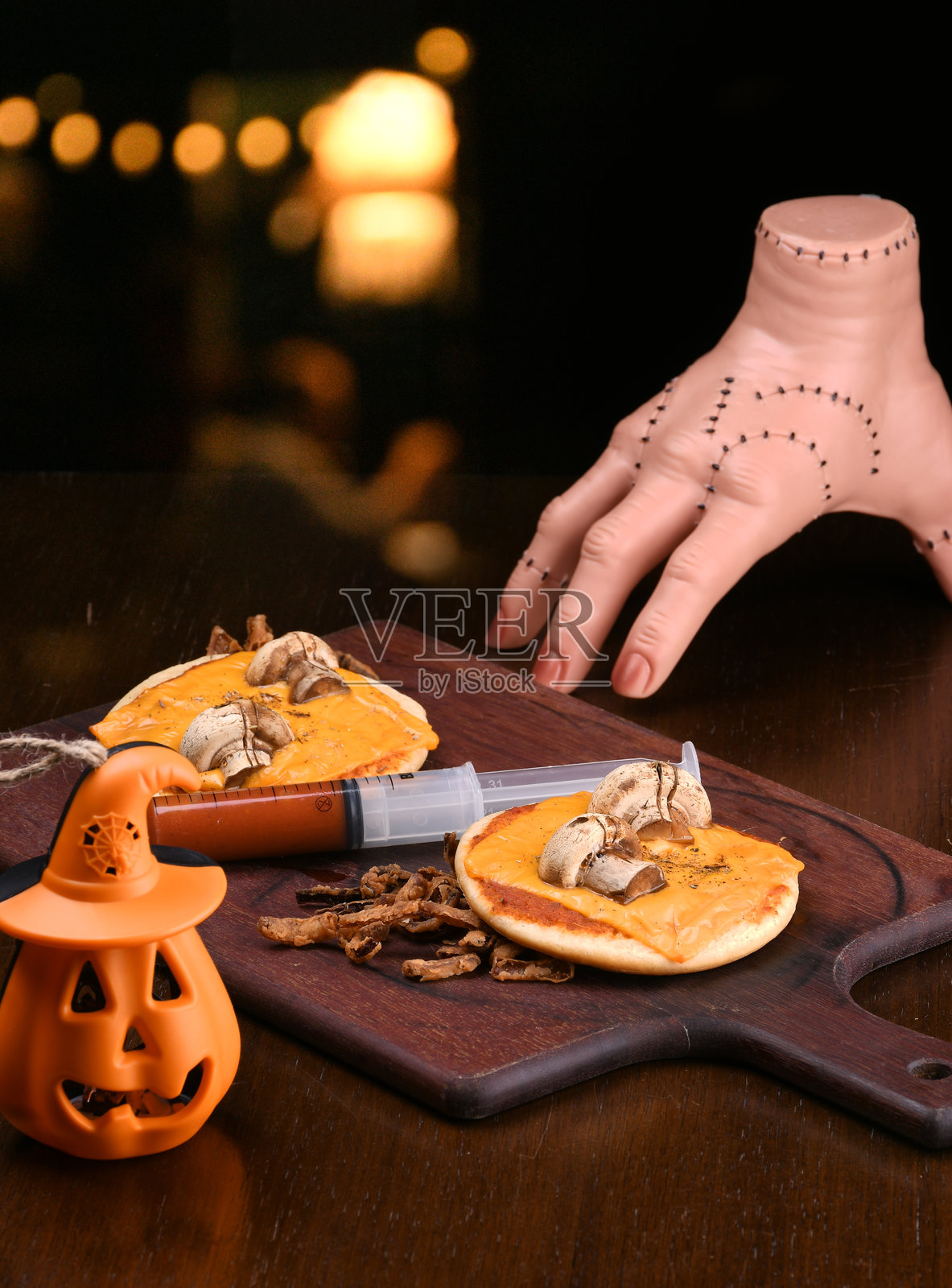 万圣节晚餐创意:搞笑又恐怖的迷你蘑菇骷髅披萨,配有注射器装饰的酱汁照片摄影图片