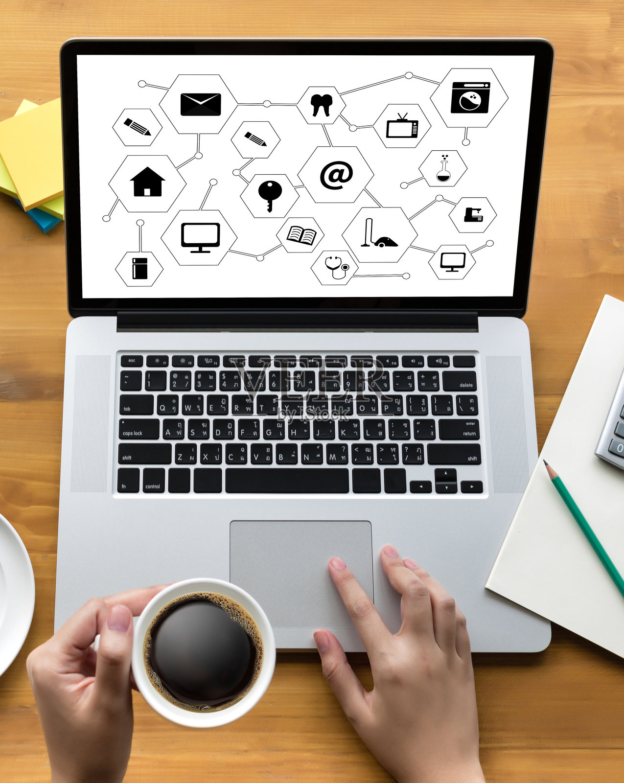 高角度视图的女性在喝咖啡时使用笔记本电脑照片摄影图片