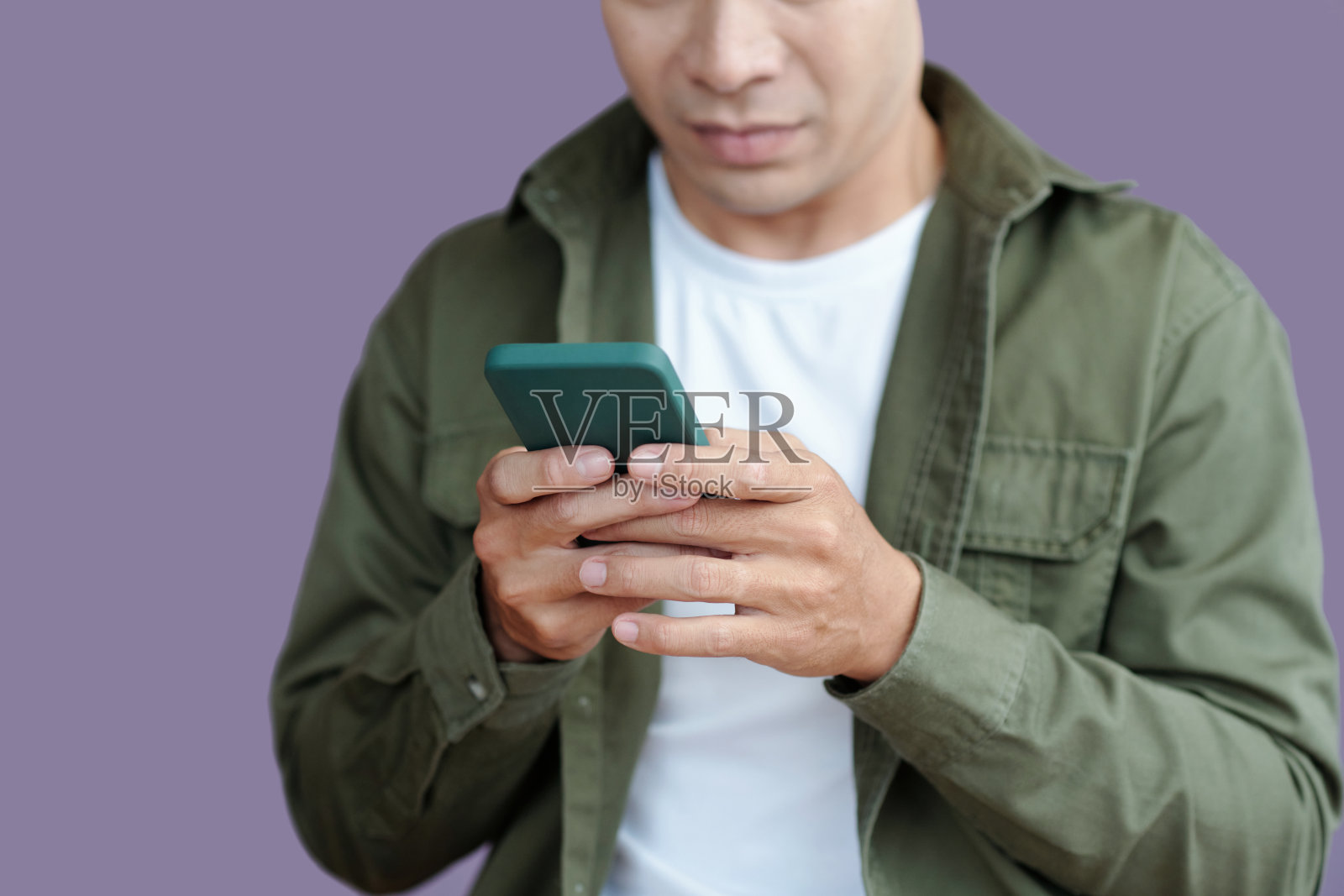 男人在手机上发短信照片摄影图片