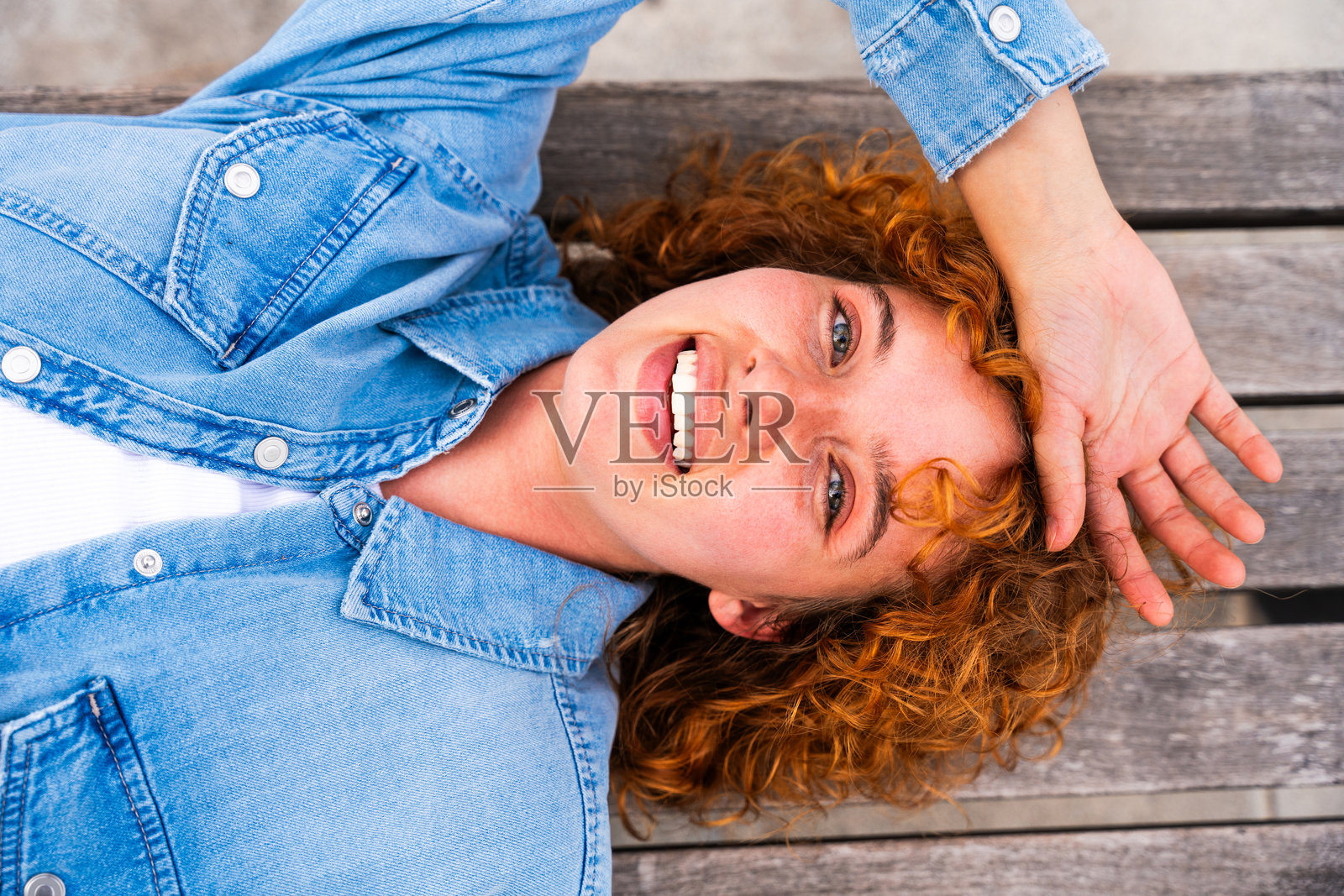 红发的快乐美丽年轻女孩的肖像照片摄影图片