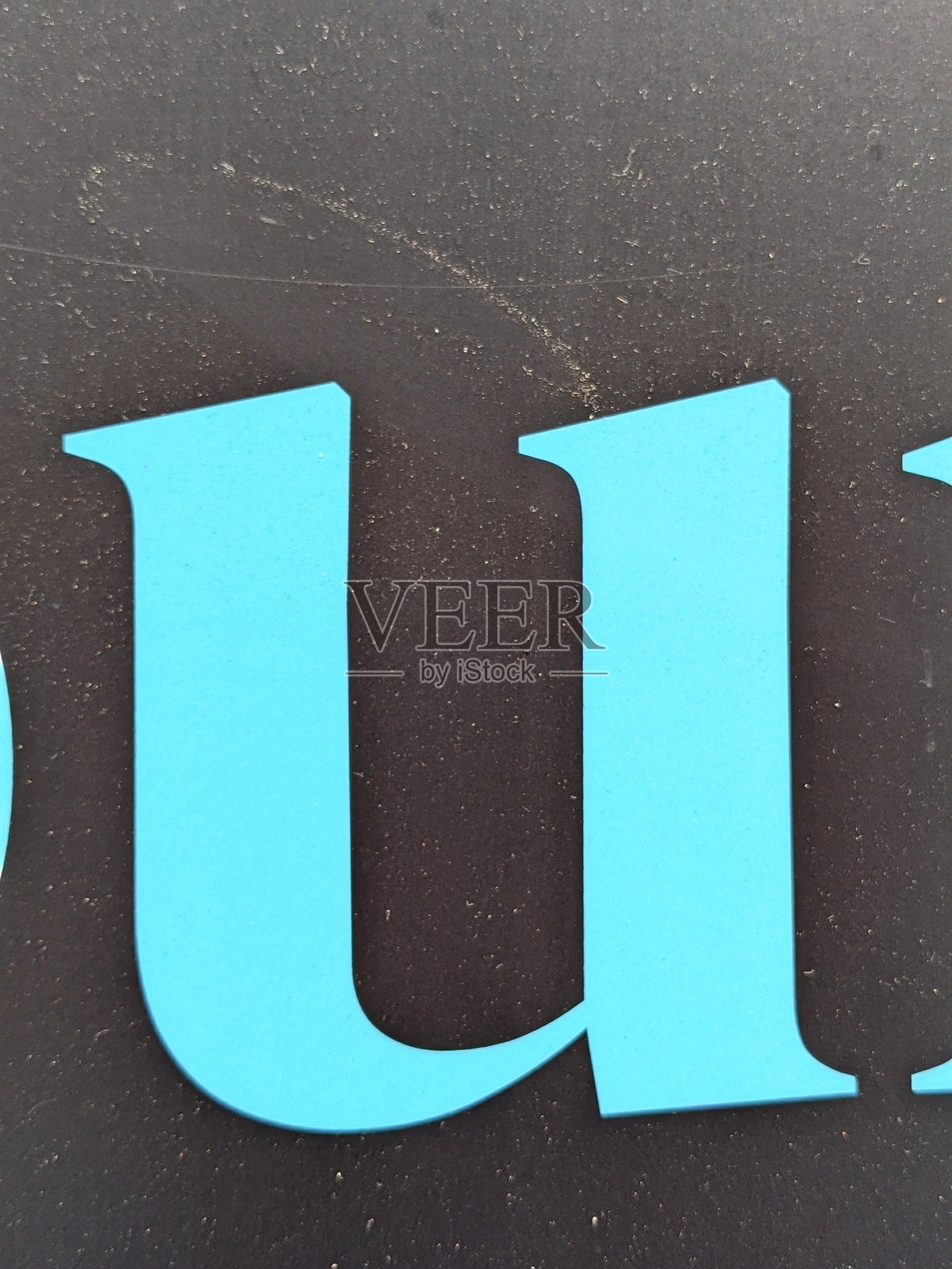 破损状态的字母U拼写的勒索信字体照片摄影图片