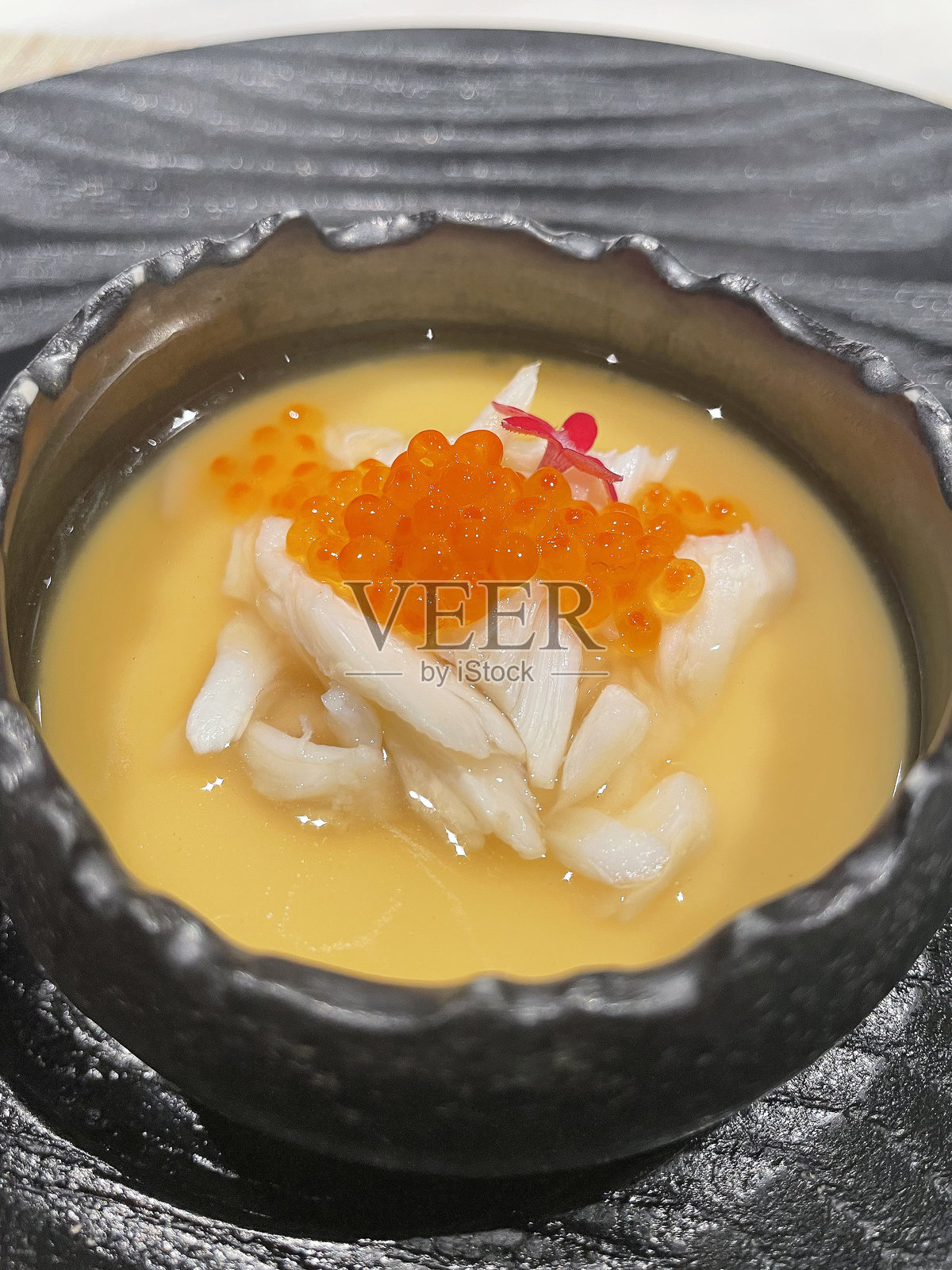 蒸蛋配蟹肉、日本干贝和干虫草菇照片摄影图片