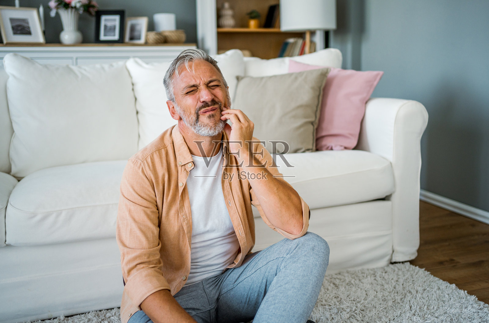 成熟男性正在忍受牙痛照片摄影图片