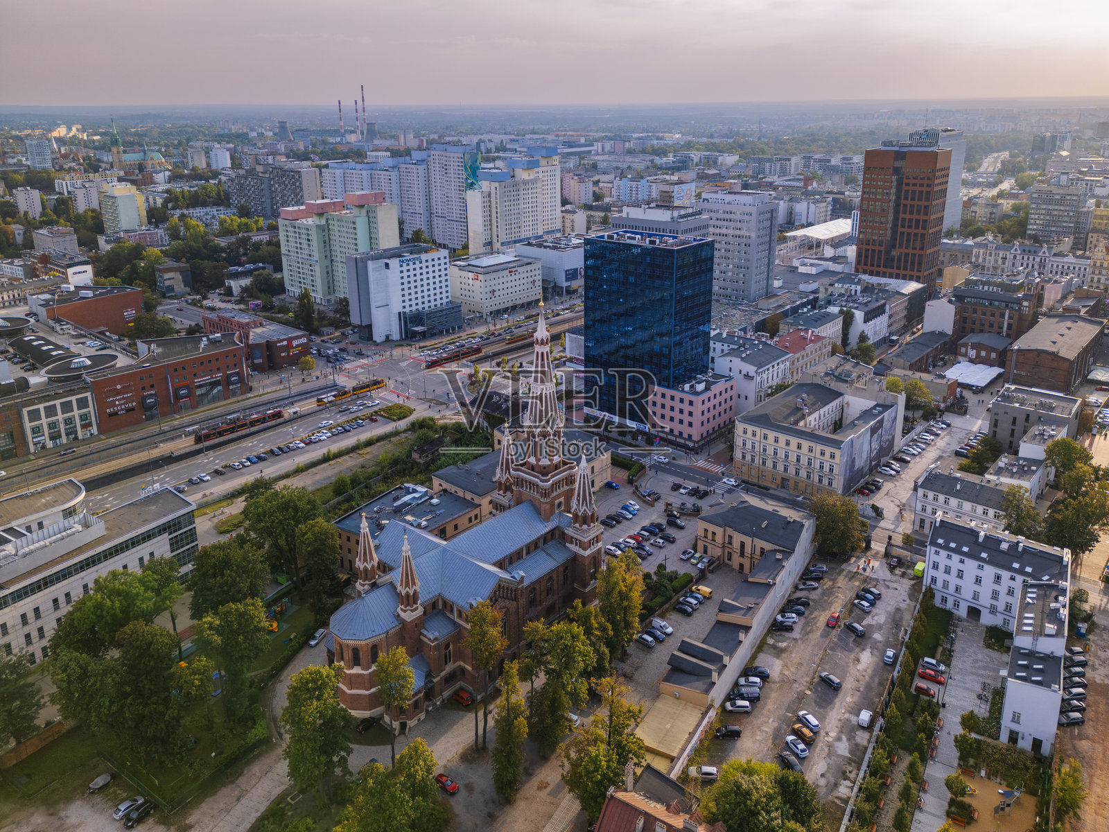 波兰罗兹市中心日落时的鸟瞰图照片摄影图片