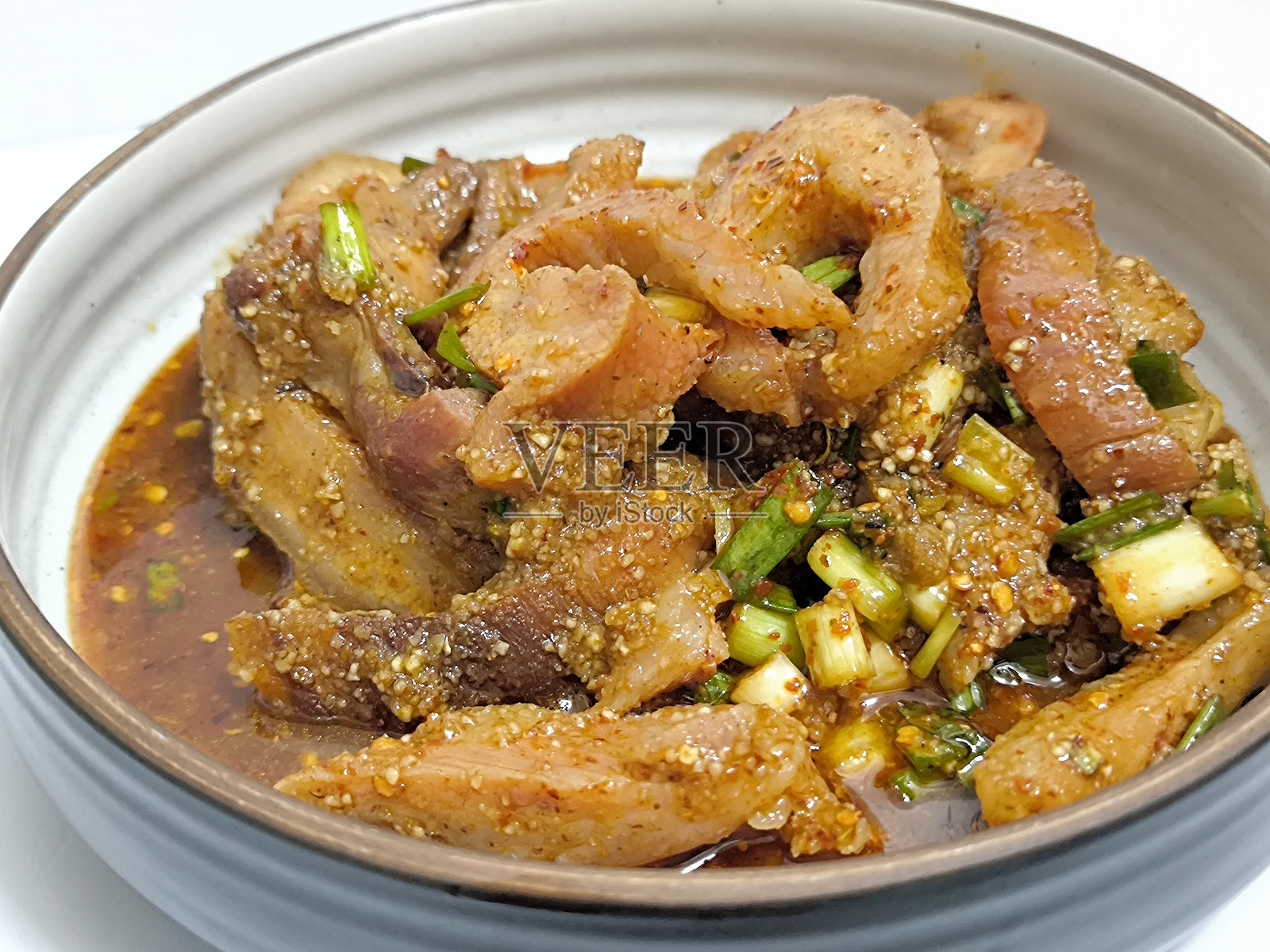 香辣烤猪肉沙拉。南托克猪肉。泰国街头美食。泰国东北菜。伊桑菜。照片摄影图片