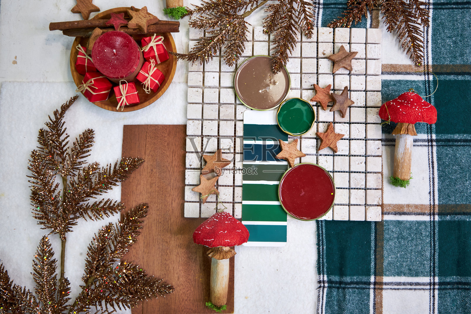 红绿调的圣诞气氛板色彩搭配,适用于室内装饰和设计。俯视图。照片摄影图片