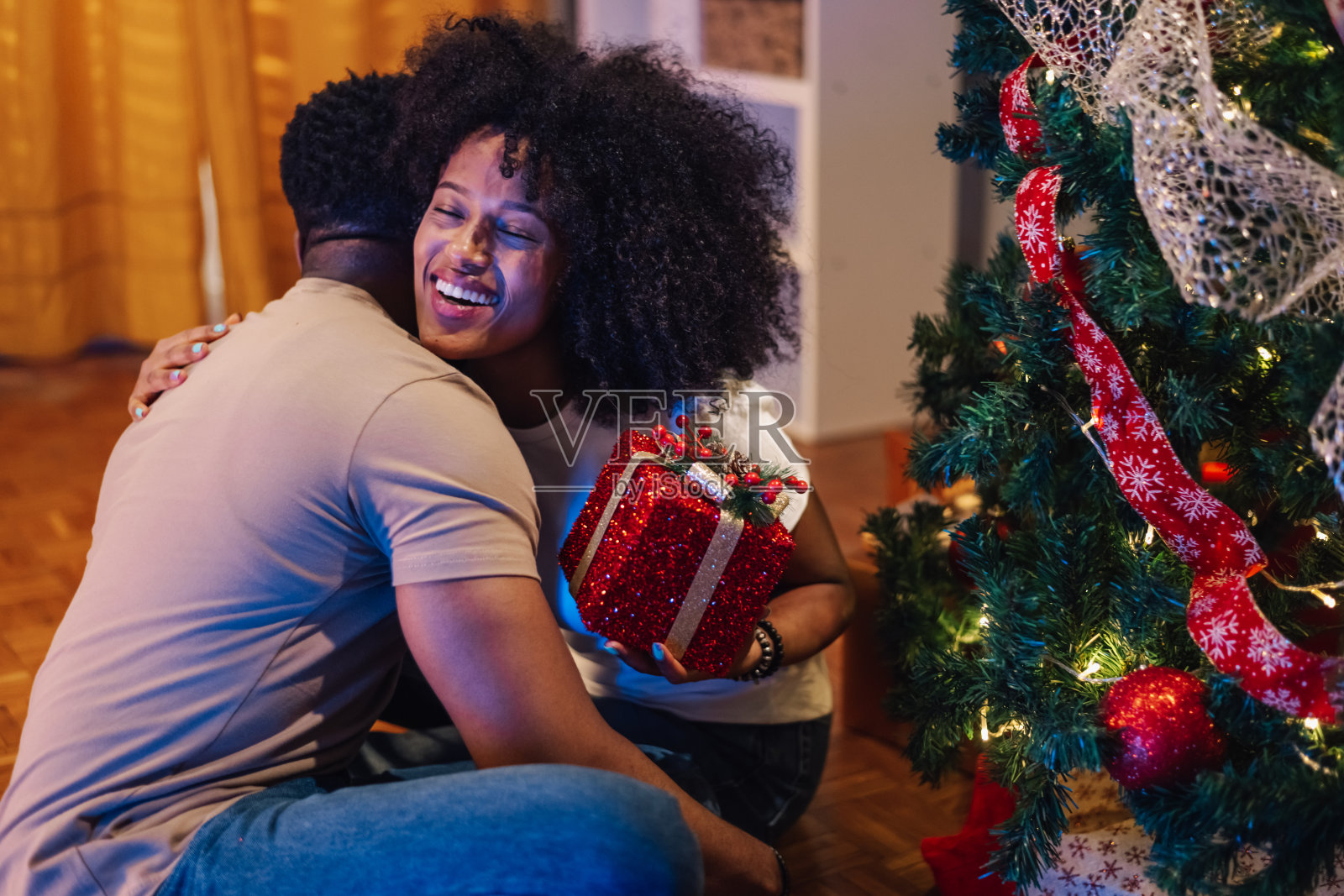 非裔美国夫妇在节日庆祝期间分享亲密的拥抱。照片摄影图片