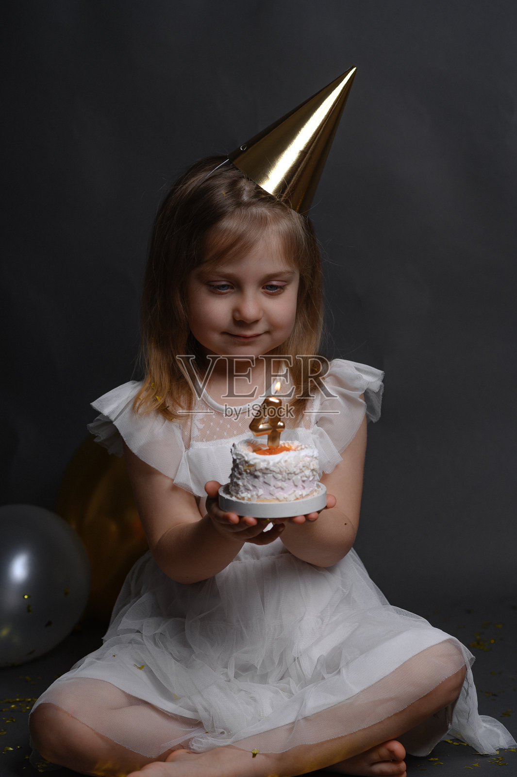 生日蛋糕。女孩四岁。竖版照片摄影图片