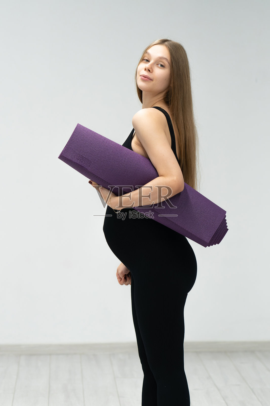 孕妇女性的腹部锻炼健康健身瑜伽怀孕母亲照片摄影图片