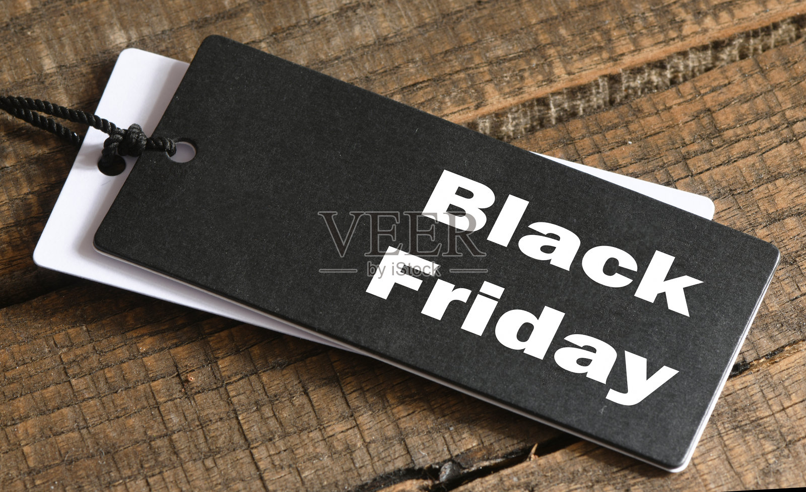 黑色星期五的字样写在一张纸上。商店促销和打折的时间到了。照片摄影图片