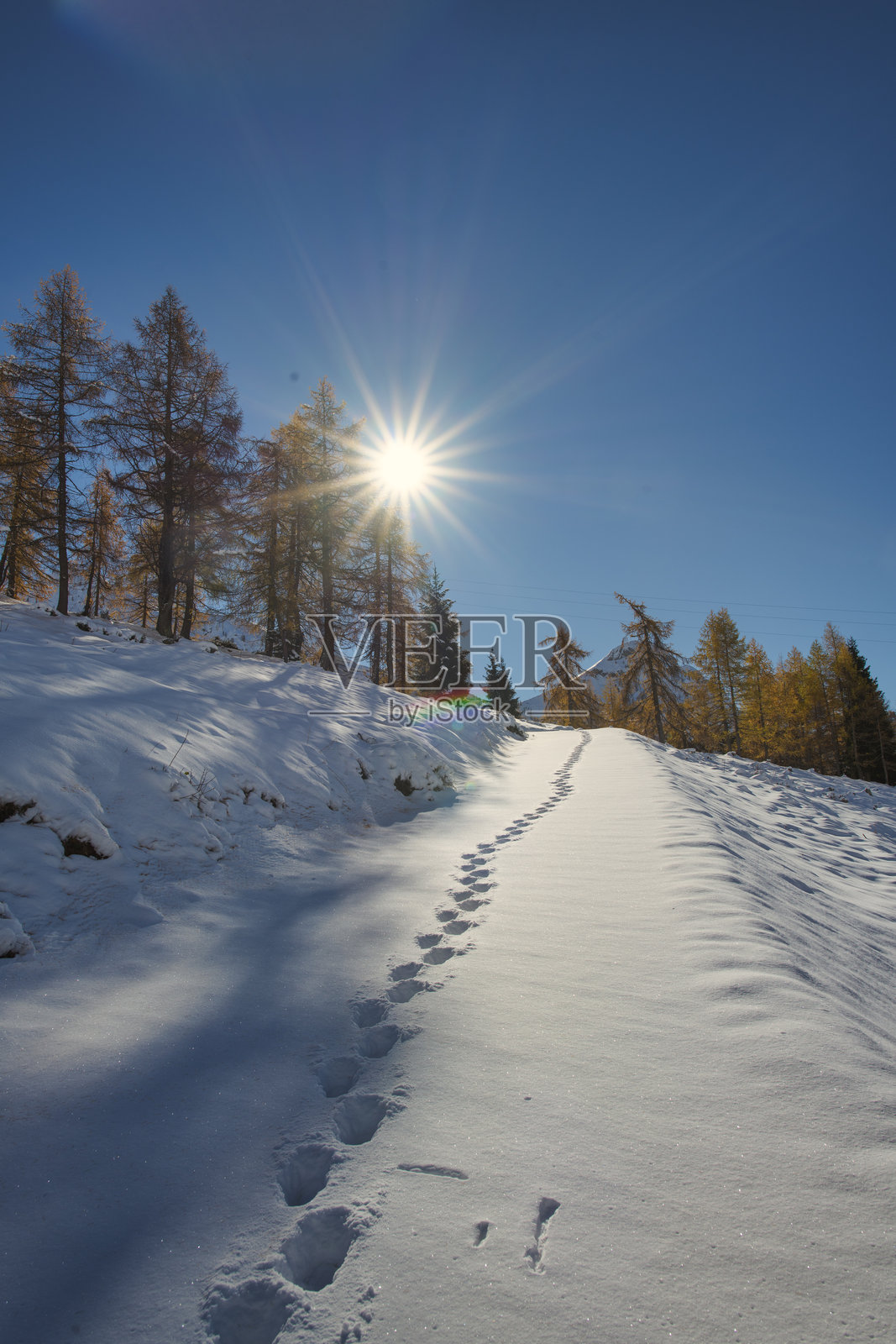 山中冬季风景,留下行走者的足迹照片摄影图片