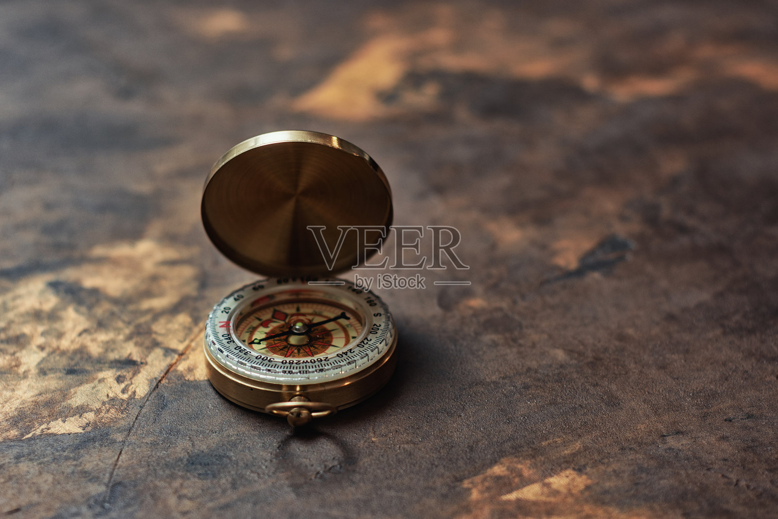 复古黄铜指南针,旅游导航工具照片摄影图片