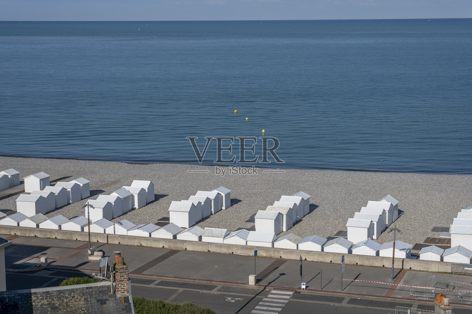 法国梅尔莱班海滩全景:白色海滩小屋、鹅卵石海滩和大海照片摄影图片