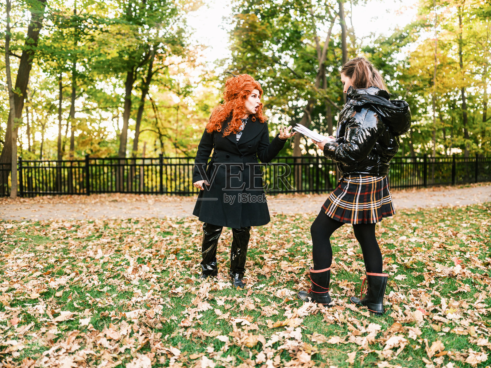 业余女演员在公园练习万圣节剧本照片摄影图片