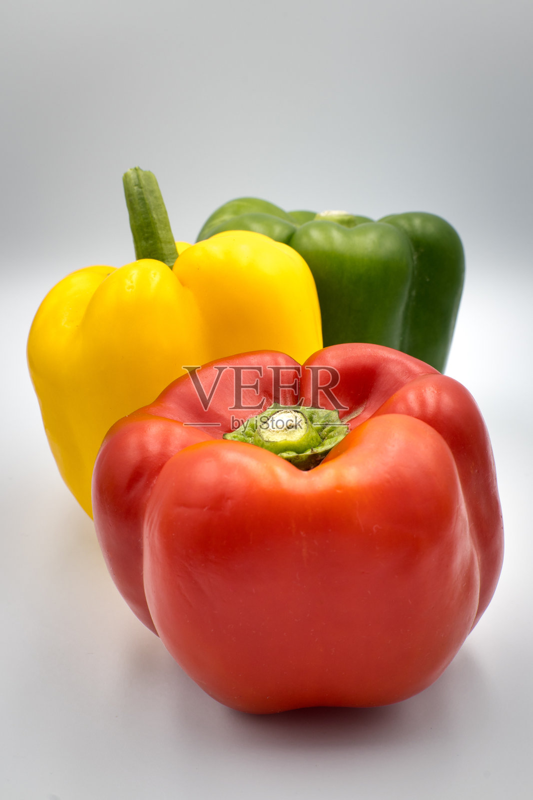 五彩缤纷的红色、黄色和绿色辣椒。照片摄影图片