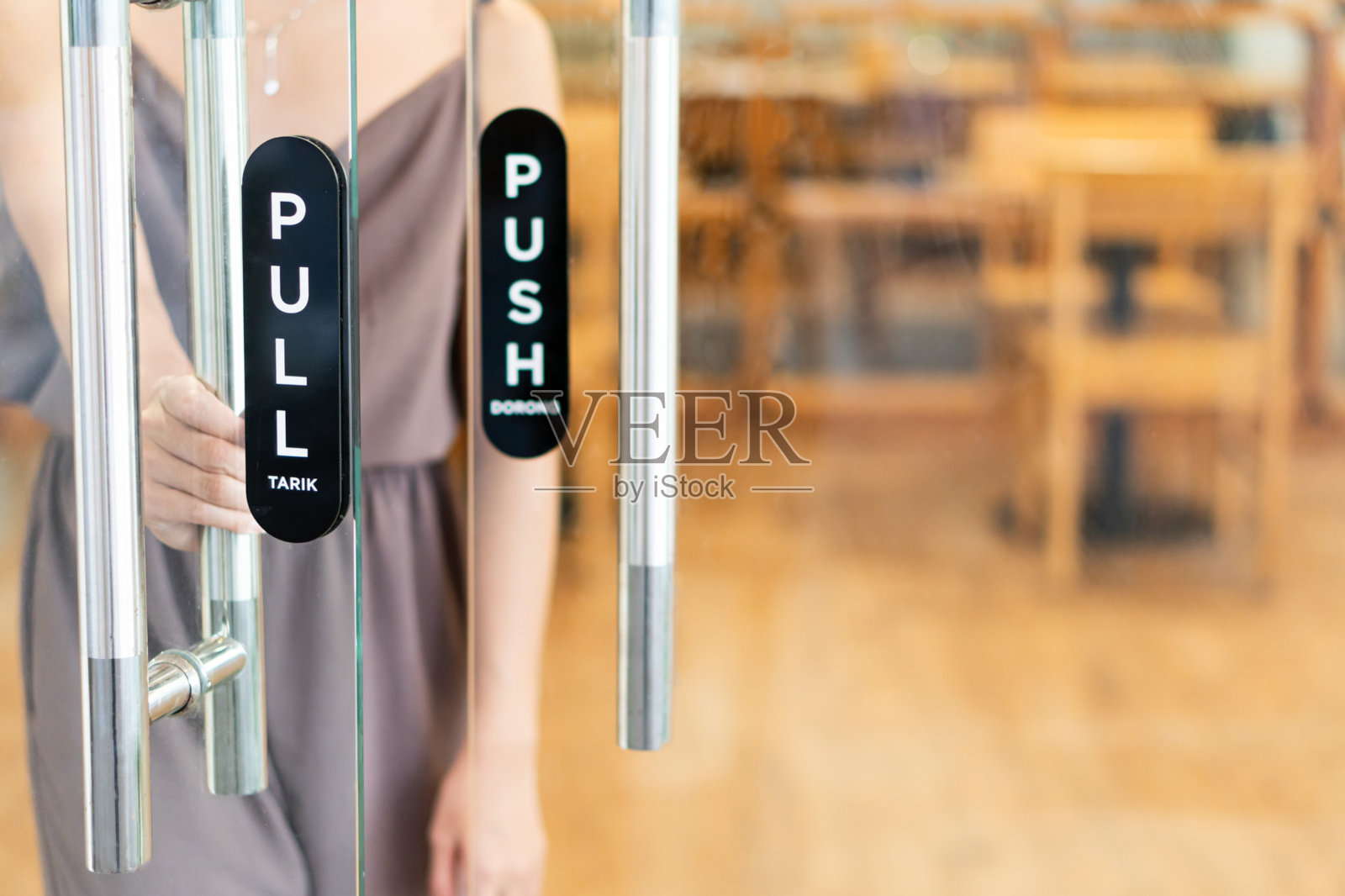 女性在咖啡馆与玻璃门互动照片摄影图片