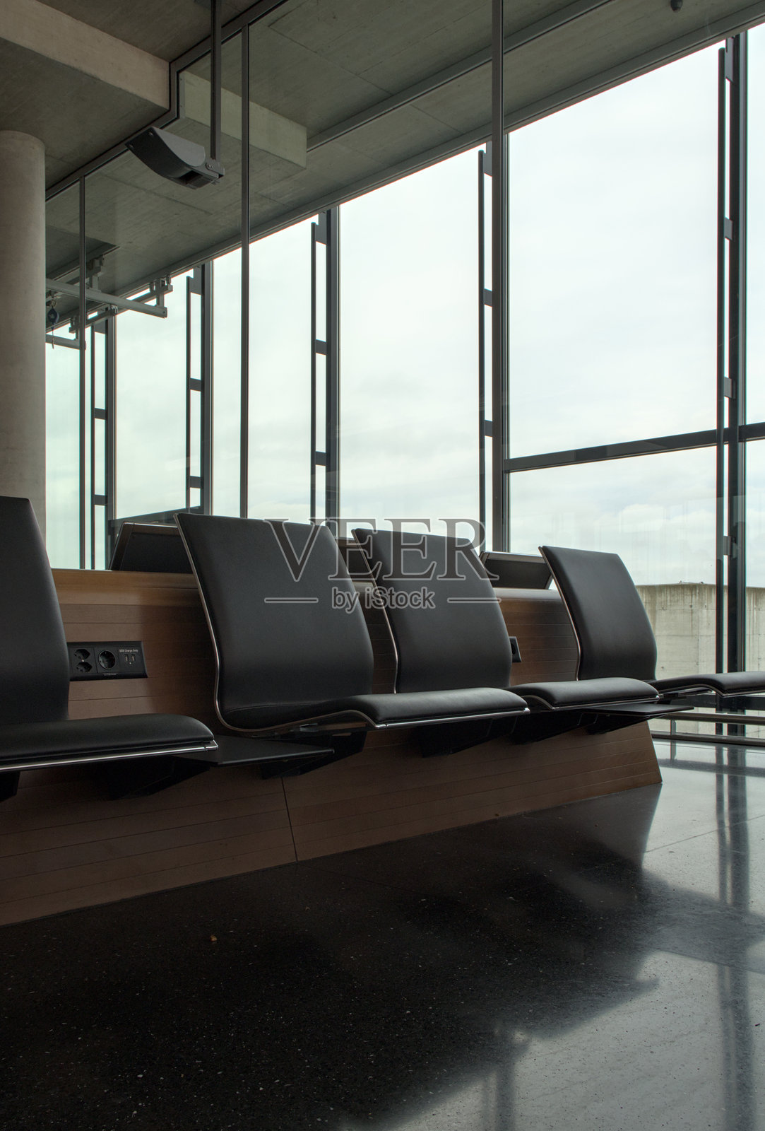 国际登机口的空座位(瑞士苏黎世机场)候机区,航班关闭前的座椅排,坐着的椅子,候机室,等待航班延误的出发和到达。照片摄影图片