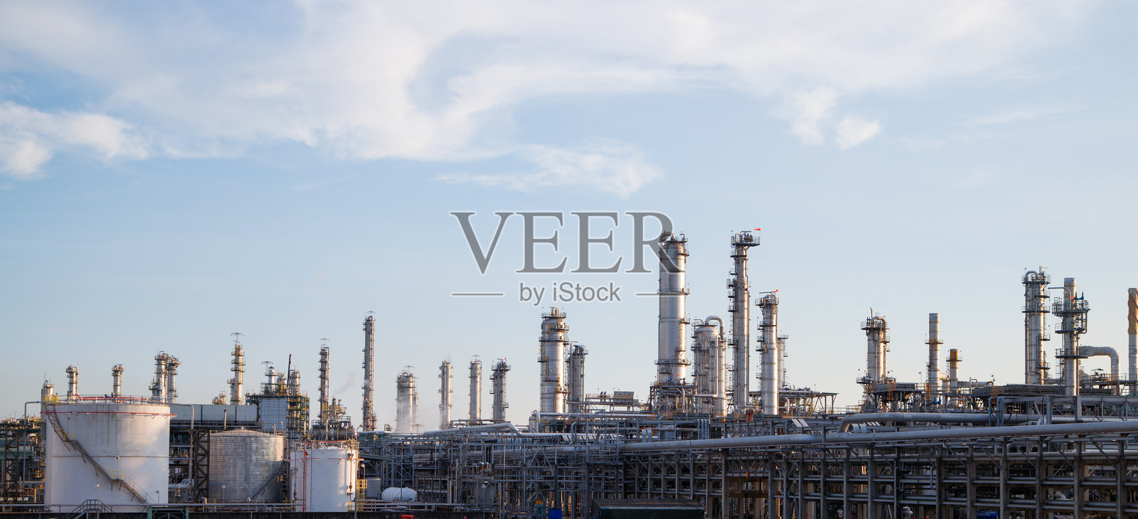 石油和天然气工业区,石油精炼设备,石油炼油厂工业管道特写,大型炼油厂油管及阀门细节。照片摄影图片