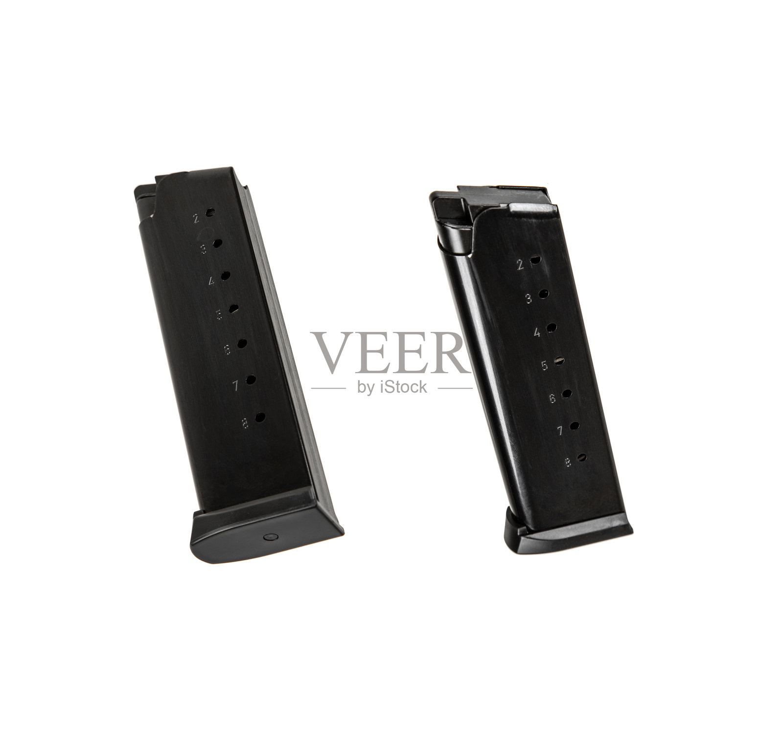 金属手枪弹匣,适用于9毫米子弹。弹夹用于装填弹药。背景为白色。照片摄影图片