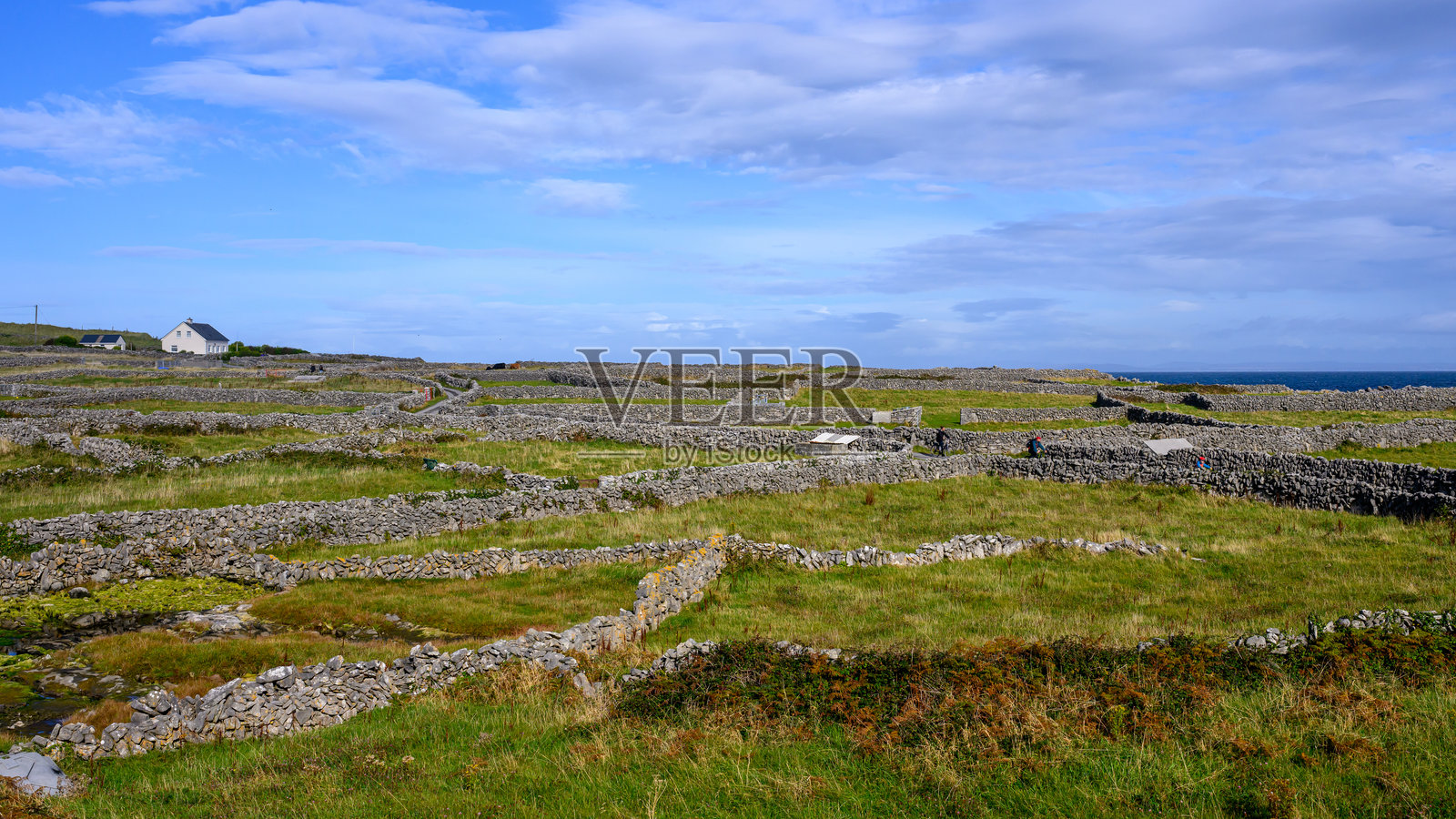 爱尔兰戈尔韦郡阿朗群岛的伊尼希尔干石墙照片摄影图片