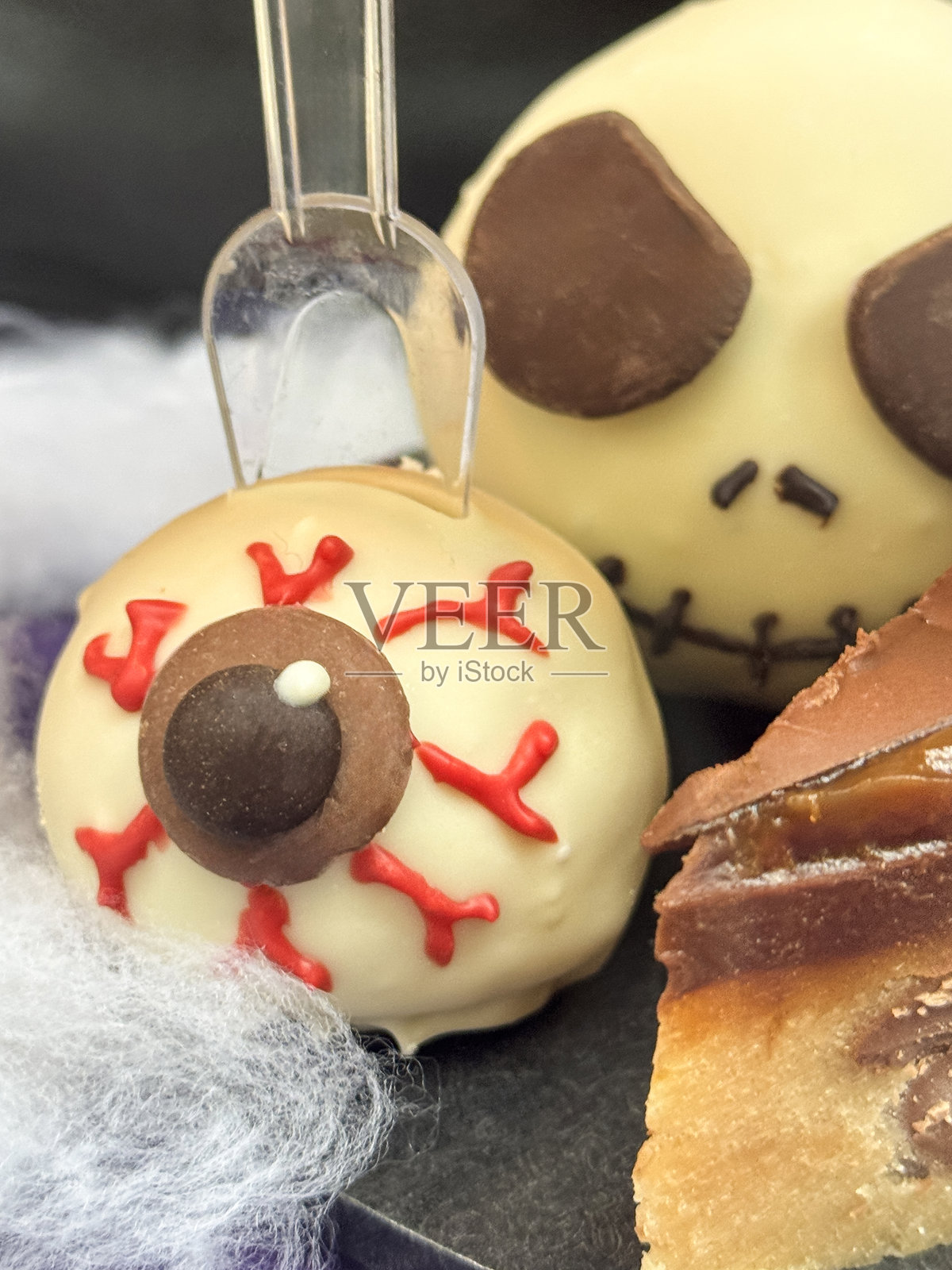 万圣节派对的恐怖食物 / 带有巧克力眼球的南瓜灯面孔甜点 / 有趣又美味的甜点照片摄影图片