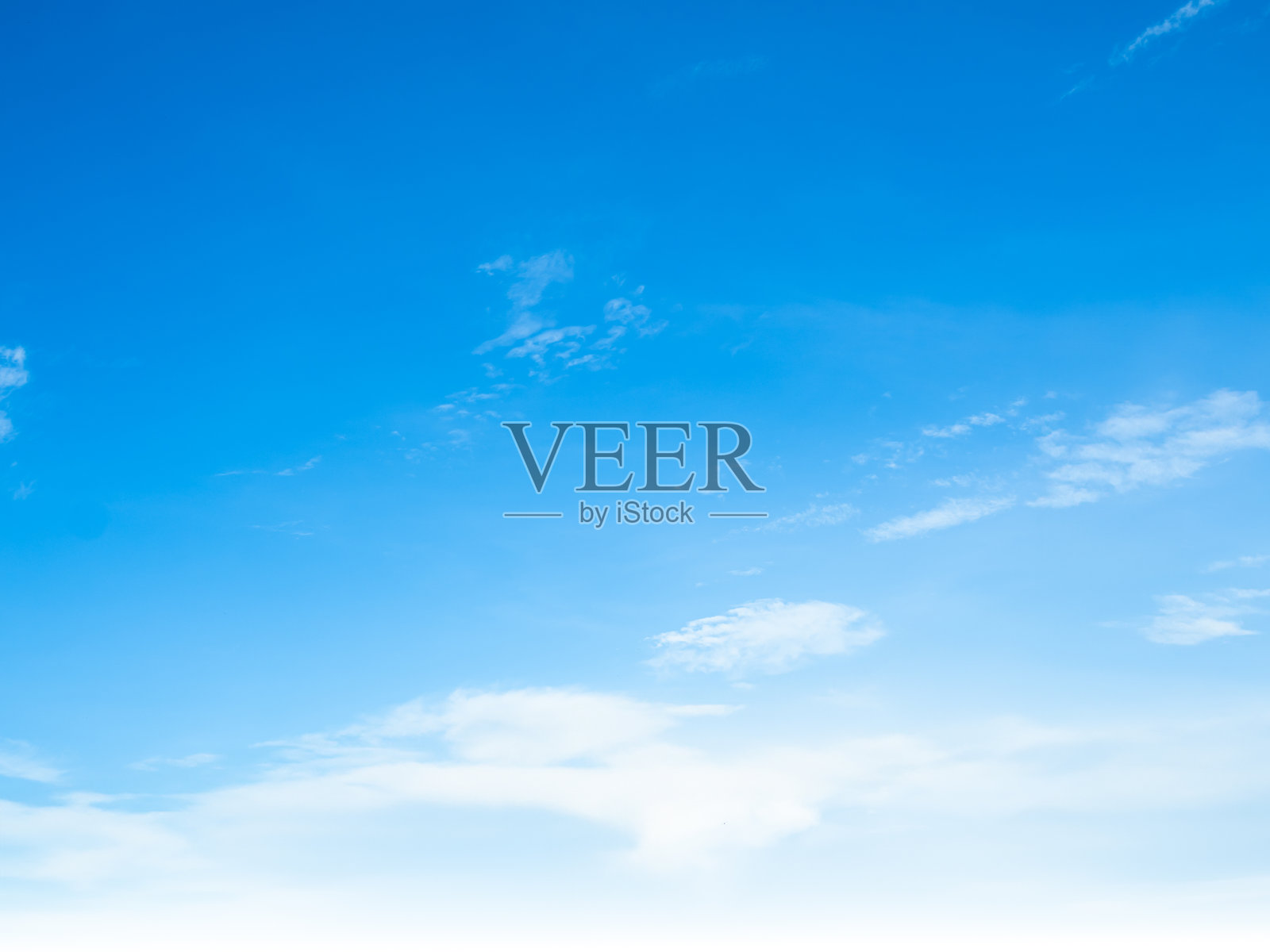 天空背景自然云彩全景网页,夏冬季节的阴天,光线美丽,蓝色地平线,春天明亮的渐变,宁静的抽象背景,空气自然景观壁纸,环境。照片摄影图片