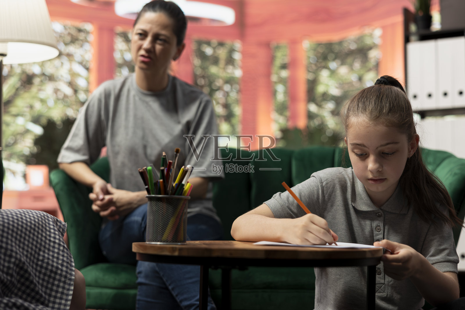 青少年女孩练习绘画以帮助行为疗法照片摄影图片