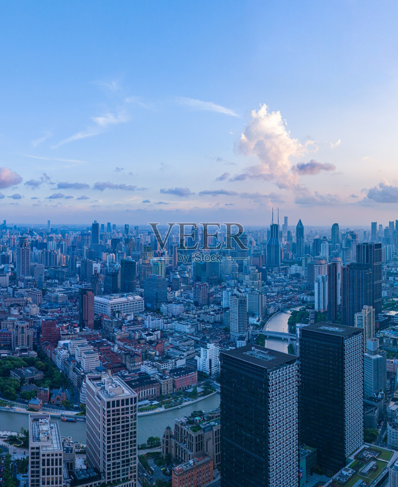 阳光明媚的上海天际线鸟瞰图照片摄影图片