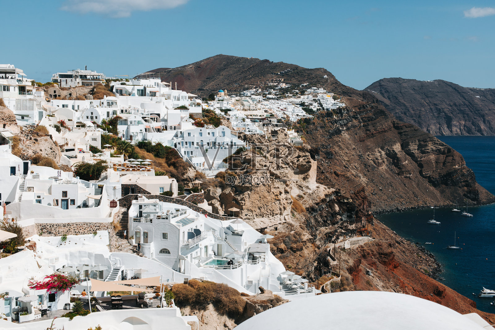 希腊圣托里尼 - 2024年9月30日:圣托里尼岛的伊亚镇和爱琴海的景观。基克拉泽斯群岛,圣托里尼的希腊风光。照片摄影图片