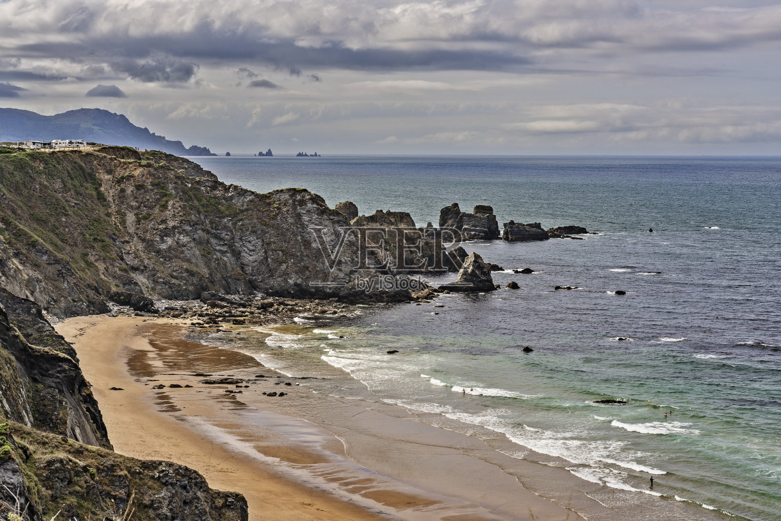 壮丽的海岸景观,陡峭的悬崖和沙滩照片摄影图片