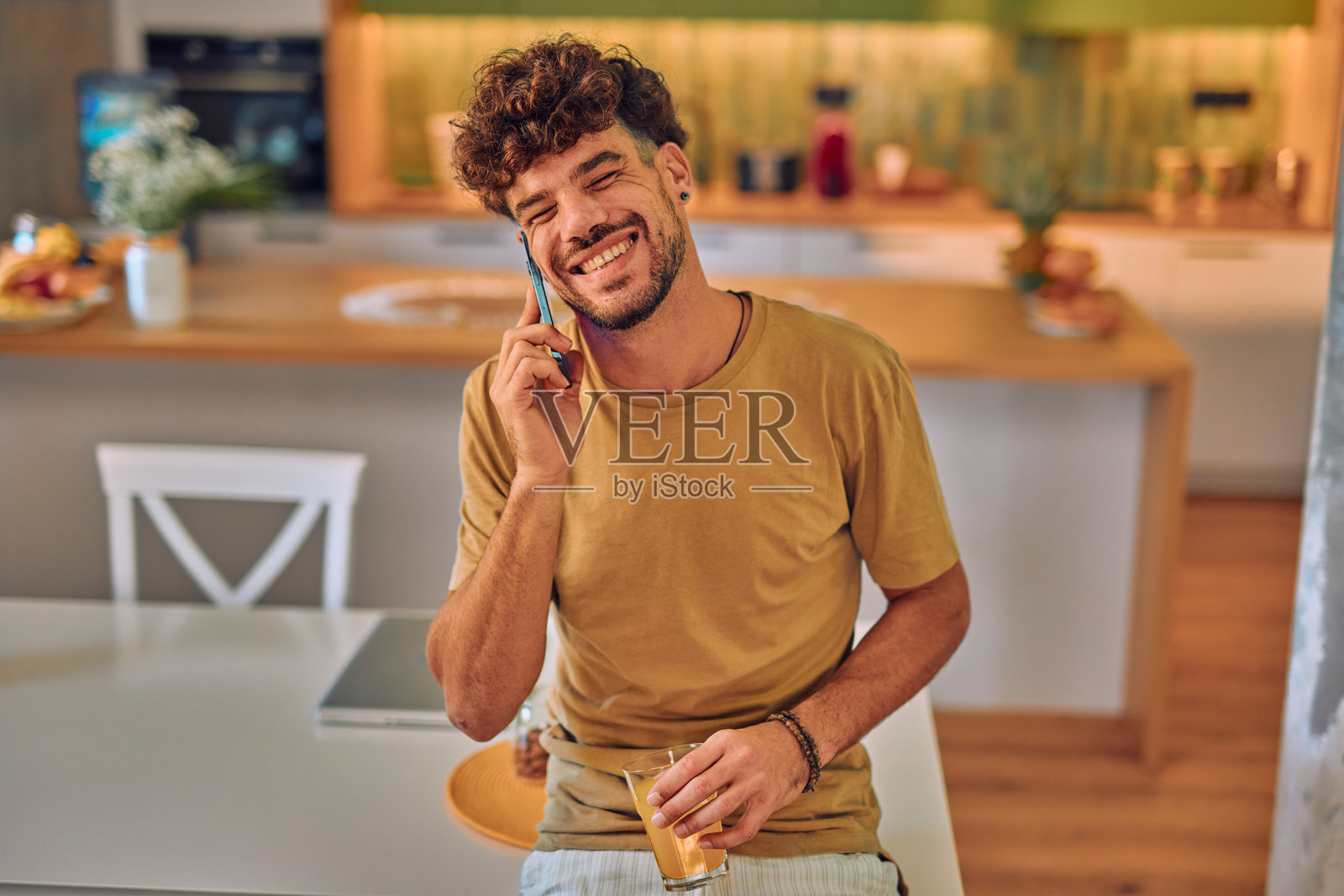 一位帅气的男人在家中站着使用手机的肖像照片摄影图片