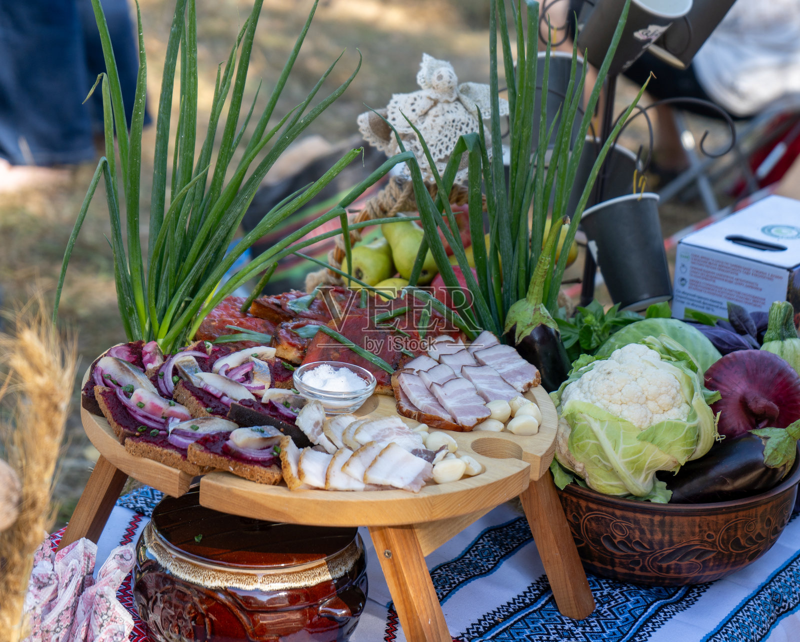 乌克兰街头美食节。桌子上的陶土餐具。照片摄影图片