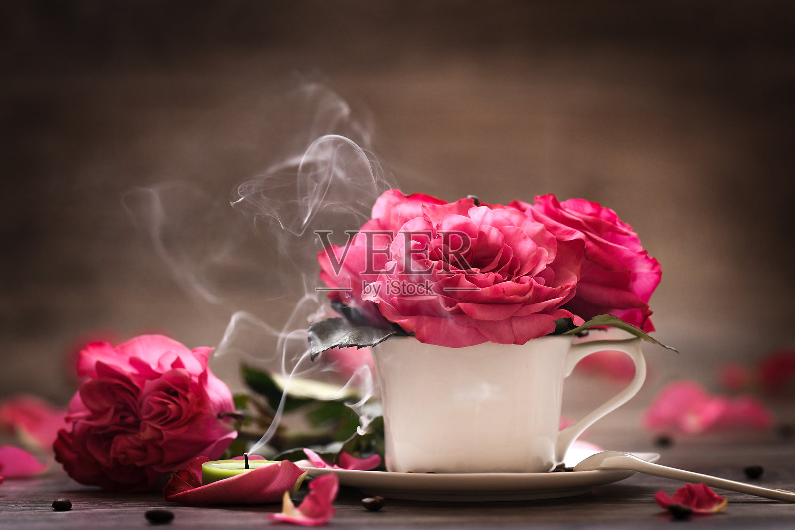 杯中的玫瑰与燃烧的蜡烛照片摄影图片