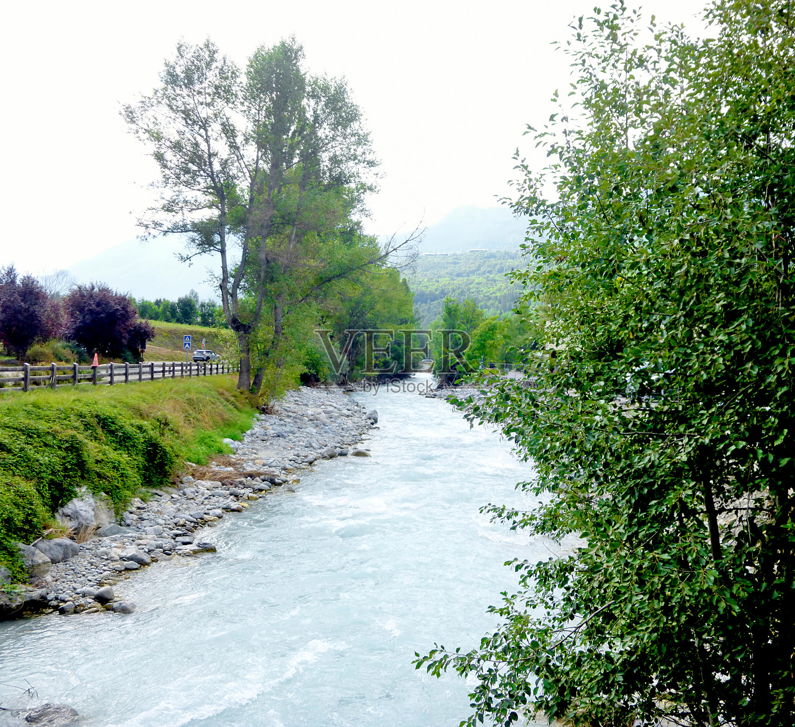 一条典型的高山河流,吉尔河发源于白色冰川,位于埃克兰山脉。它穿过美丽的小村庄瓦卢伊斯,并与翁德河汇合,形成吉龙德河,成为杜朗斯河的支流。照片摄影图片