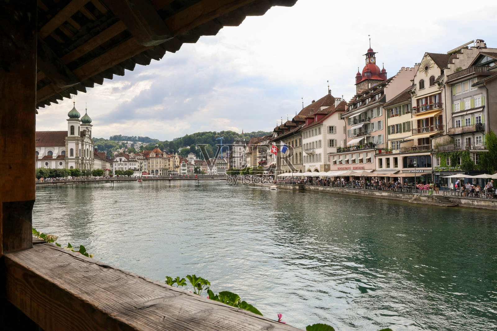 瑞士卢塞恩市,古镇木桥水景照片摄影图片