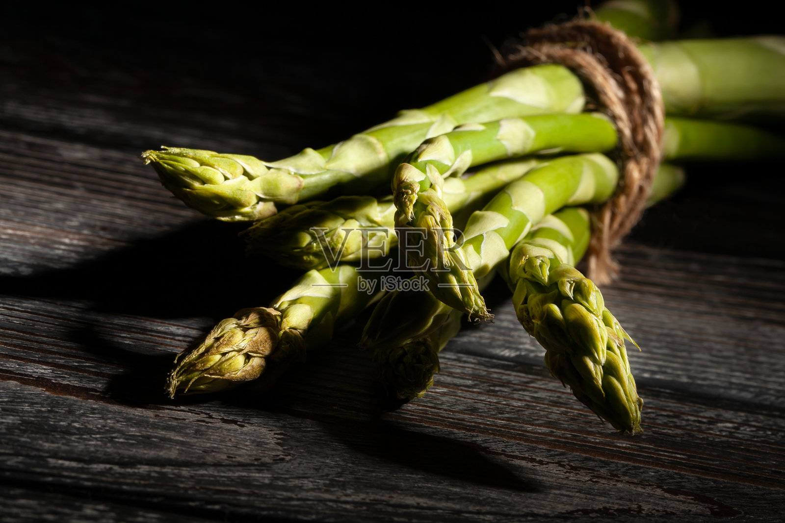 黑色木材上的芦笋照片摄影图片