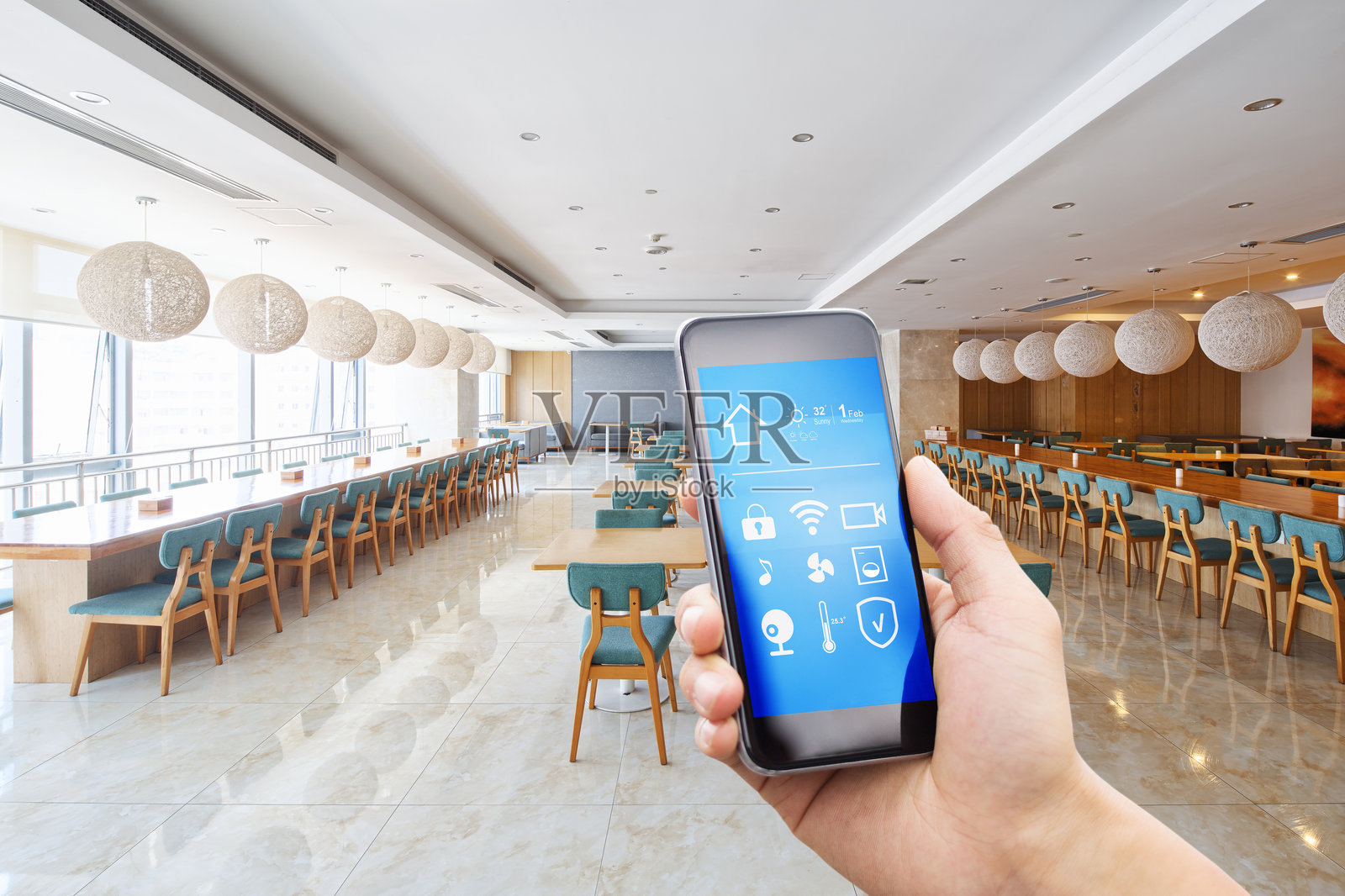 室内使用手机智能家居APP照片摄影图片