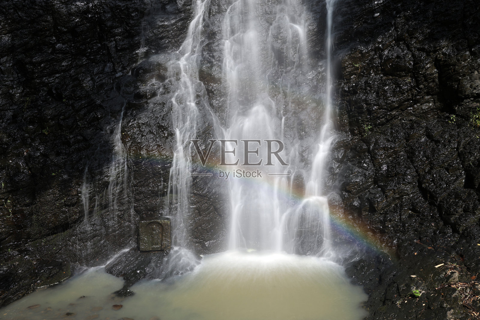 瀑布背景中的水滴和水花照片摄影图片