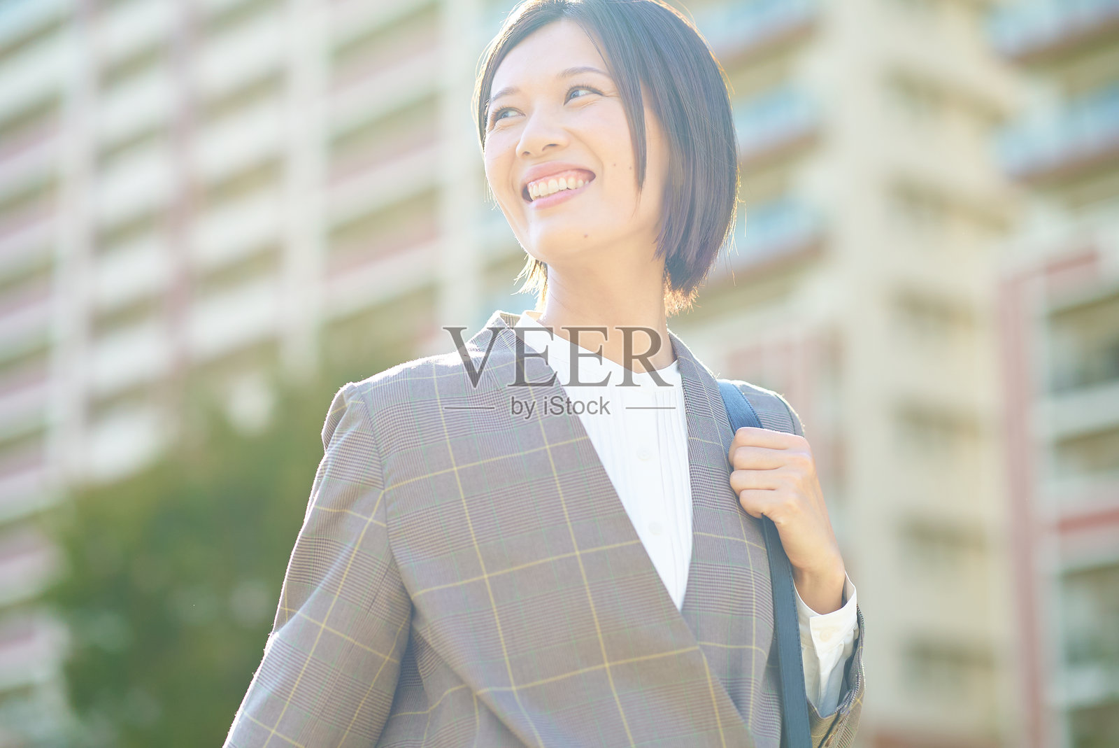 亚洲女性通勤上班照片摄影图片