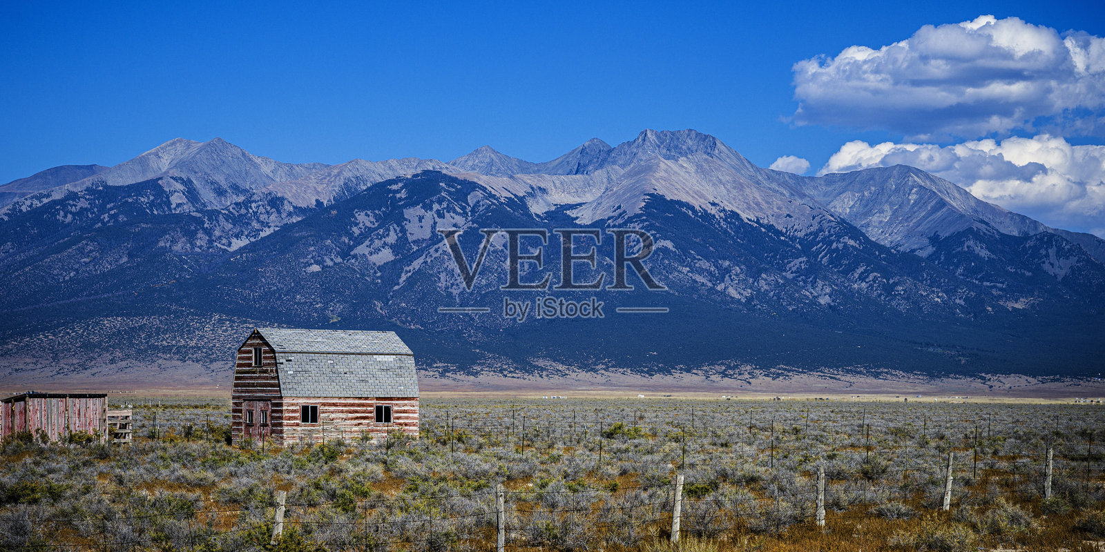 科罗拉多州的圣克里斯托山脉和干旱的荒野草地照片摄影图片