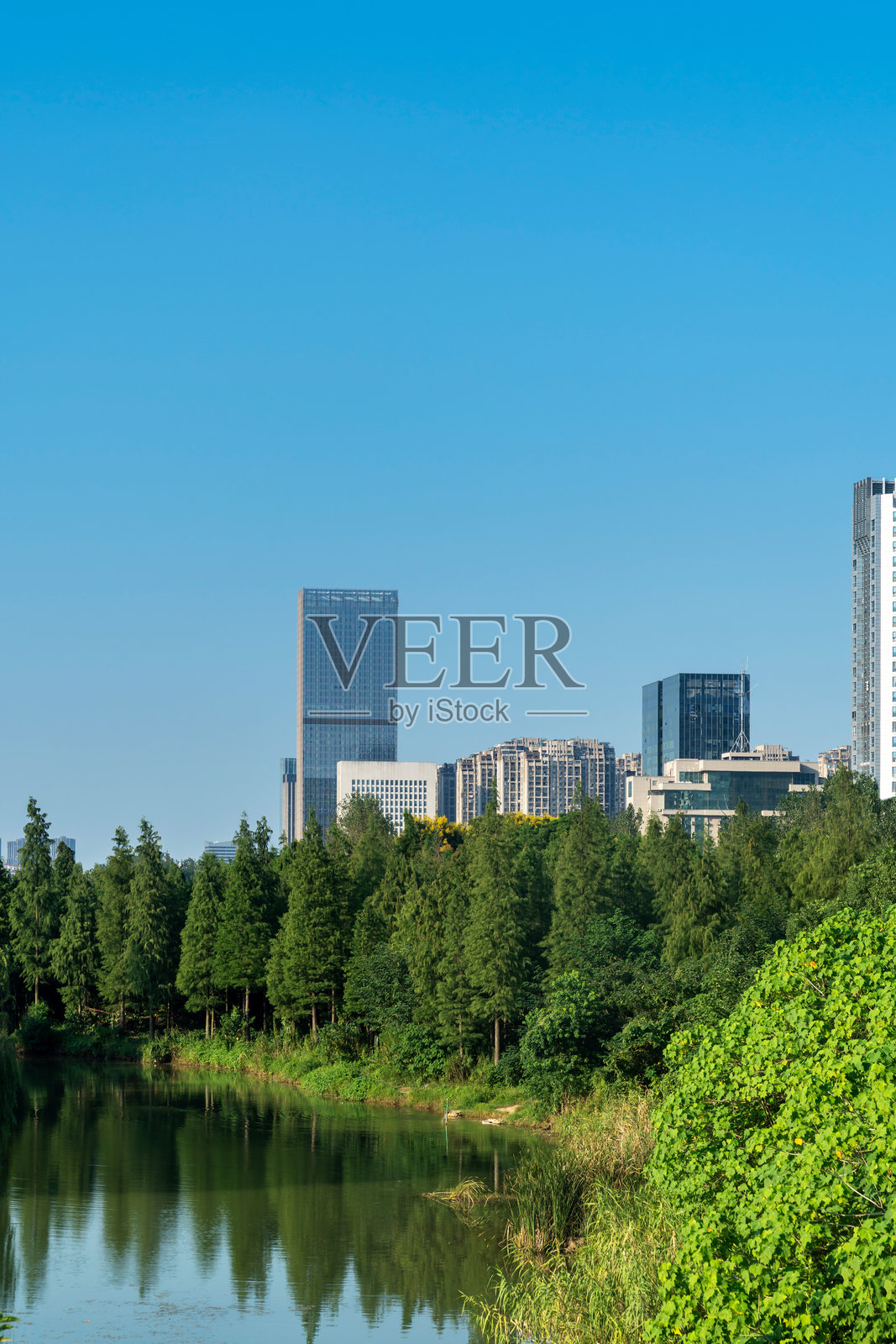 中国湖畔现代办公大楼照片摄影图片