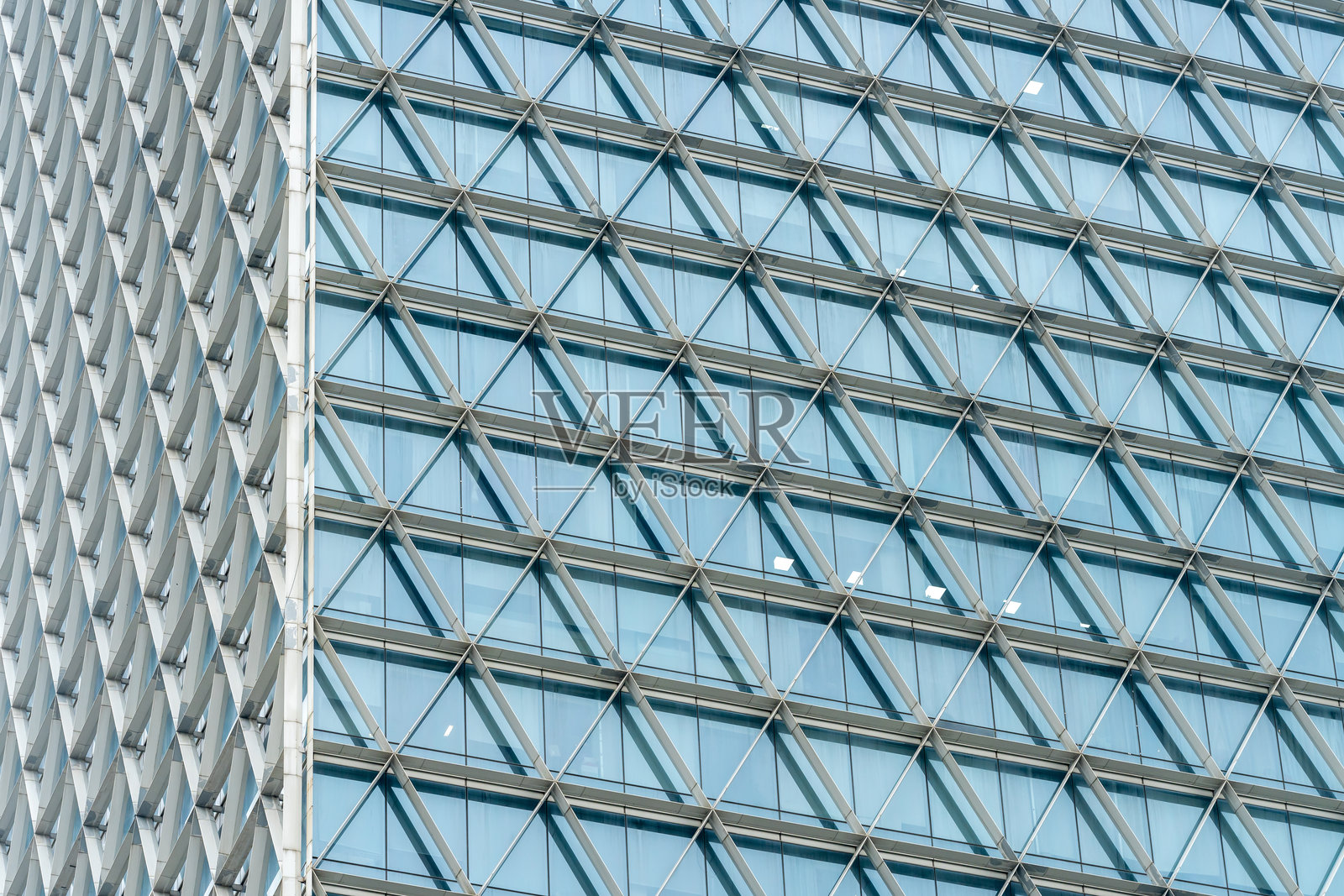 一座美丽的玻璃办公大楼背景,窗户反射着天空中的云朵。照片摄影图片