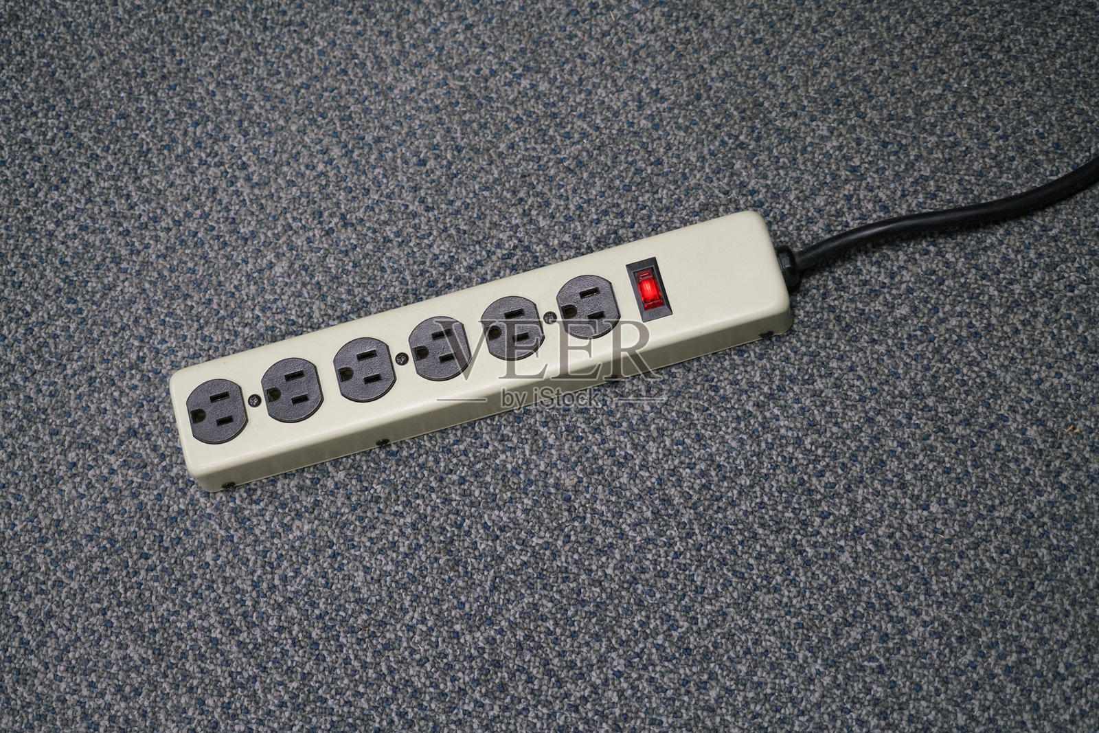 地上的电源延长线照片摄影图片