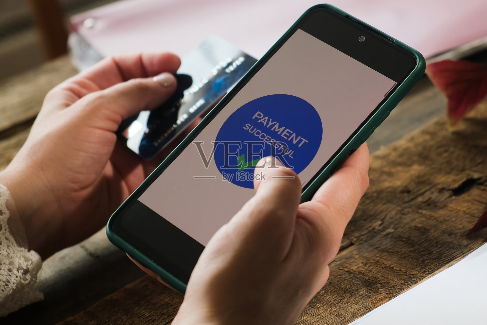 手持智能手机和银行卡进行资金转账照片摄影图片