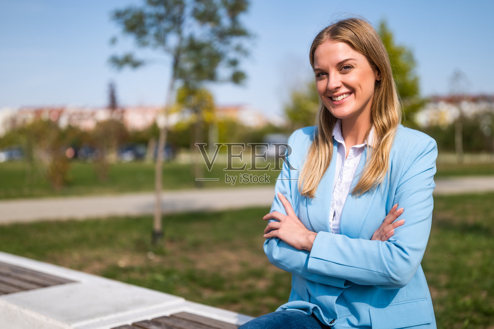 自信的女商人在户外坐着照片摄影图片