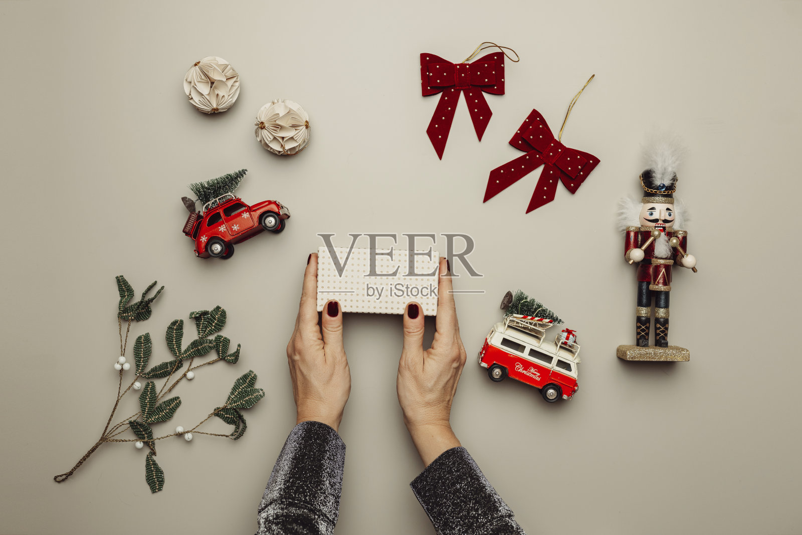 圣诞装饰、饰品和手部俯视平铺图照片摄影图片