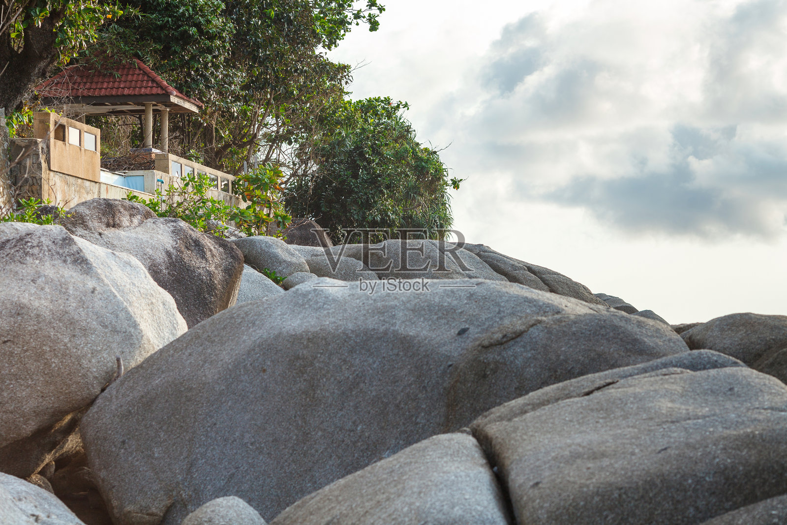 泰国一个岛屿上海岸岩石旁的房屋入口照片摄影图片