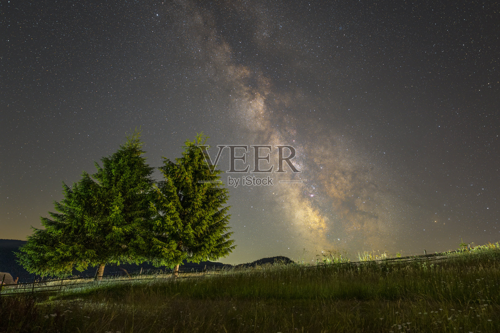 喀尔巴阡山脉上空的银河照片摄影图片
